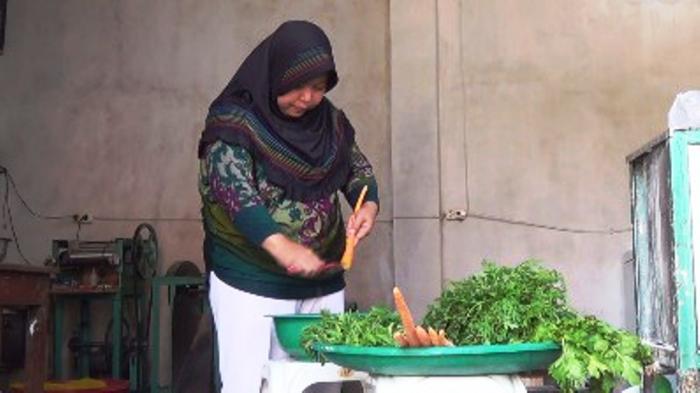 Gemar Makan Kerupuk, Seorang Ibu Rumah Tangga di Pasirian Buat Kerupuk Sayur